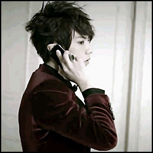 [(:] ..(coboara vb la tel) ..Ok.. Vi le trimit eu.. Nici`o problema..