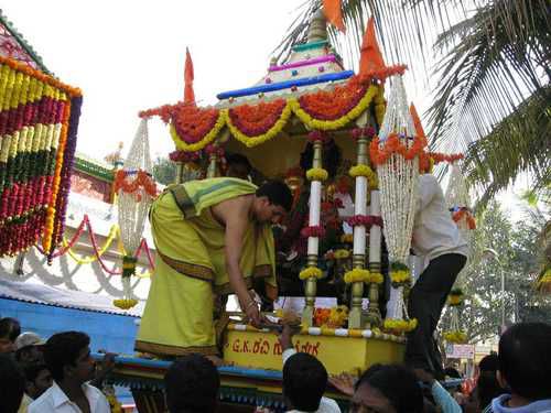 Preot hindus oficiind ritualurile dedicate s