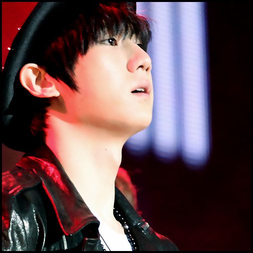 [(:] ..(isi lasa capul pe spate) ..:(