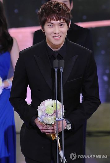 lee jong hyun - k - Actrite in rochii de gala