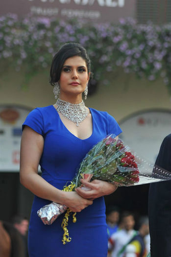 zarine-khan-at-the-nakshatra-indian-2000-guineas-race-2012-at-mahalaxmi-race-course-photos-3 - ZARINE KHAN 2