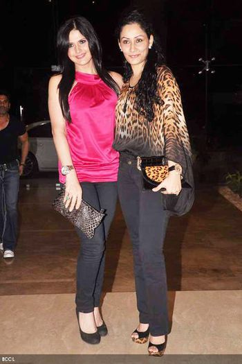 Zarine-Khan-with-Manyata-Dutt-during-Farah-Khans-house-warming-bash - ZARINE KHAN 3