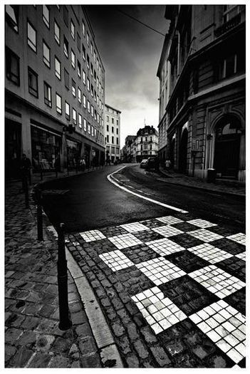 S-au asezat pe canapea Jessica in mijloc si ceilalti doi pe langa ea..