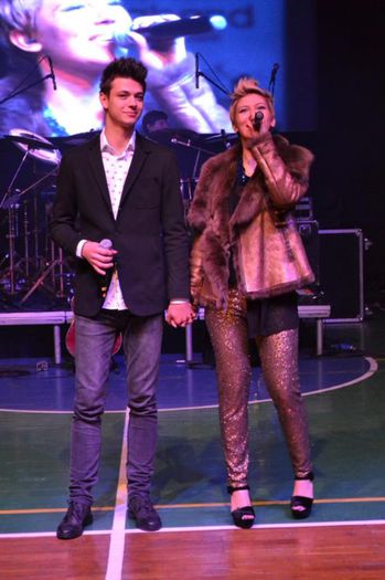 556367_496152370428111_578704650_n