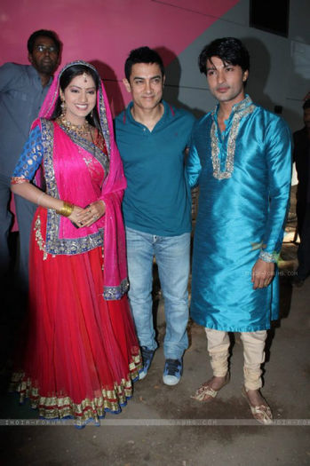195890-aamir-khan-promotes-satyamev-jayate-on-star-plus-serial-diya-au