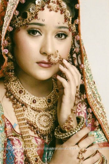 33259-sara-khan-as-sadhana-in-wedding-dress-in-sapna-babul-ka-bidaai - Kinshuk Mahajan_PARUL_SARA si ANGAD