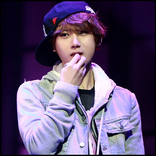 [(:] ..(deschide noptiera; ia un flacon cu pastile; scoate una; o ia; pune flaconul la loc)..