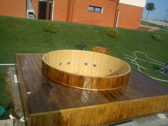 Hot tub - jacuzzi din lemn 1