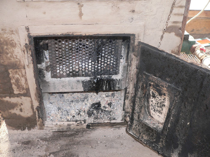 P1100268; usa de aprinderea focului cu usita de protectie pt jar si combustibil si se vede si usa de acces al aerului
