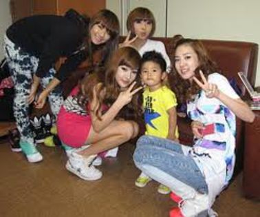images - 2NE1 IN FIECARE ZI 2