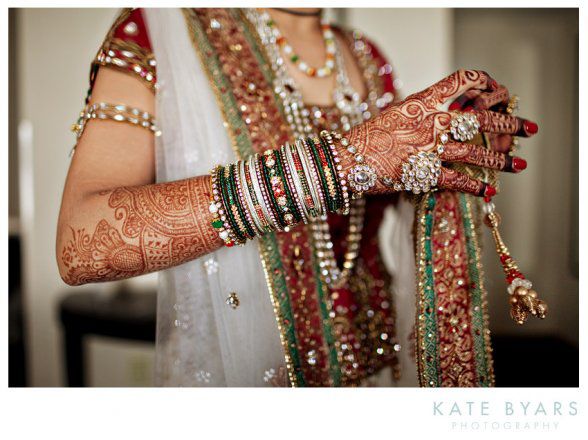 indian_wedding_haath_phool_mehndi_bangles_gold_green_red - Bijuterii Indiene-Indian beauty