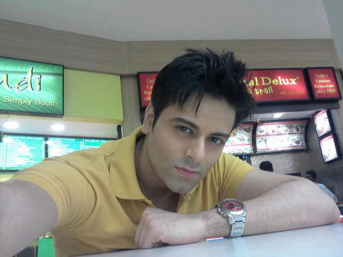 561671_274473466004342_114053675_n - Karan Goddwani