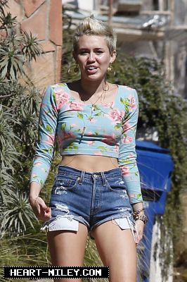 normal_Miley_Cyrus_Out_and_about_in_LA_February_4_2013_34-02052013041523000000