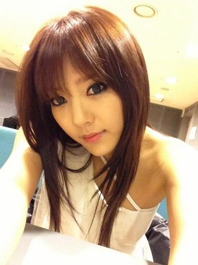 son-dam-bi-one-off-shoulder-self-camera