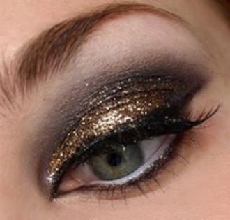  - GlItTeR eYeS