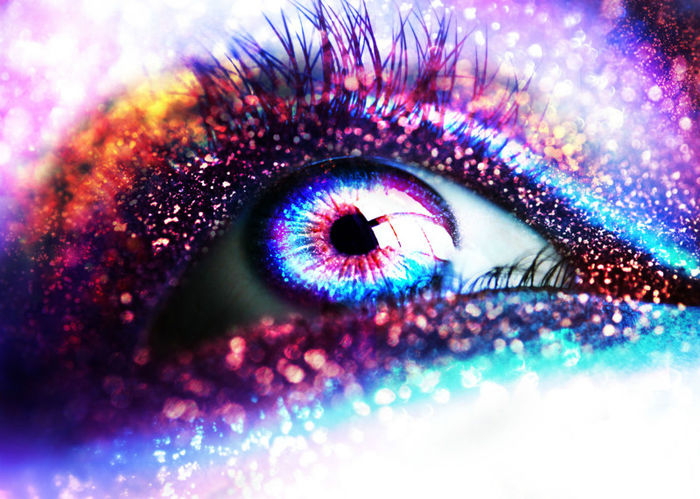  - GlItTeR eYeS