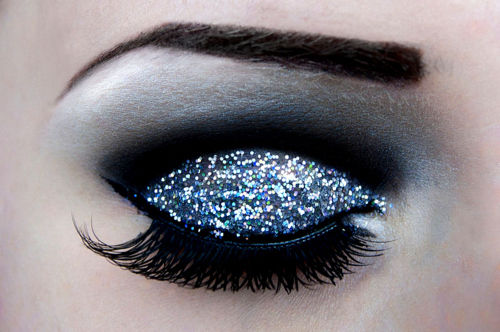  - GlItTeR eYeS