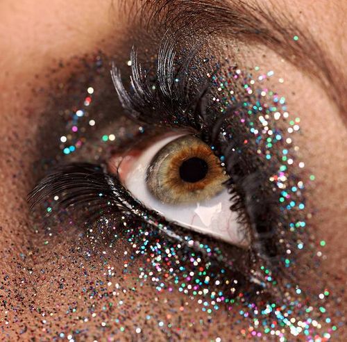  - GlItTeR eYeS