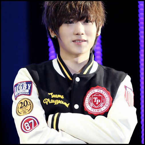 [(:] ..(:| ..(se aseaza langa semineu) ..Si.. Taec.. cum de ai venit aici? :-? ..