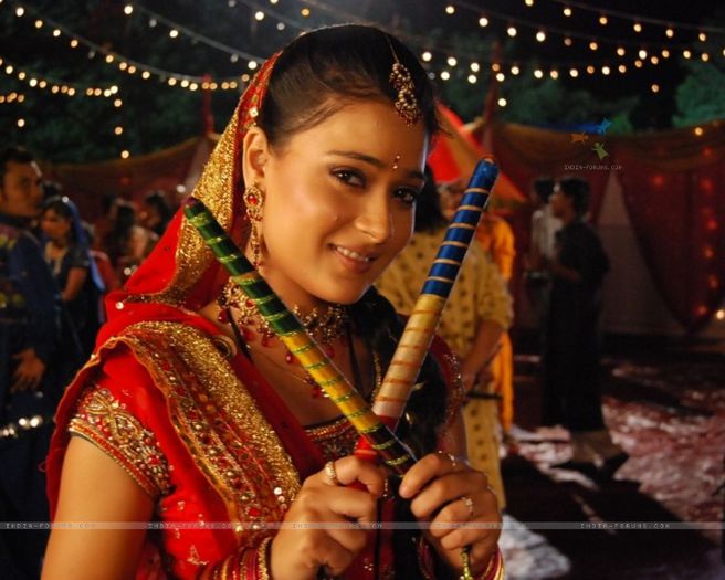 33330-sadhna-with-dandiya-sticks