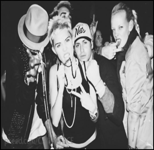07 - 0x - Twitter Pictures - Miley