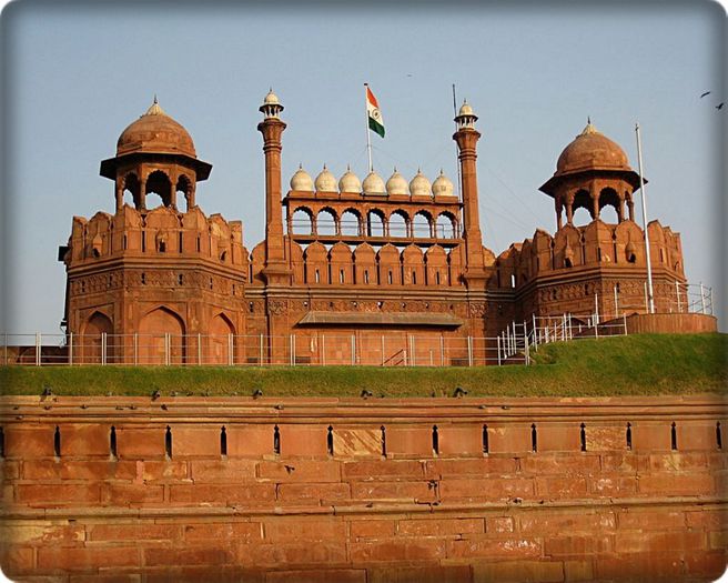 ● Fortul Rosu,Delhi,North India ●; Fortul Rosu (Delhi) – construita intre 1638 si 1648 de catre sahul Jahan, aceasta cetate spectaculoasa este punctul de reper a capitalei indiene. Se intinde pe o suprafata de 2 km si este inconjurata 
