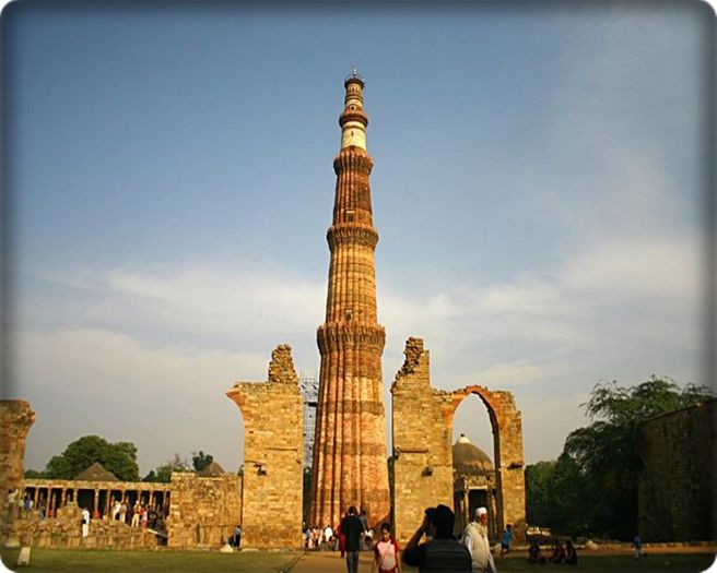 ● Qutub Minar - Delhi,North India ●; supranumit Pilonul Victoriei, Qutab Minar e una dintre principalele atractii ale orasului Delhi. Este un turn inalt de 72,5 metri, care domina zona si este vizibil de la mare distanta. Inceputul const
