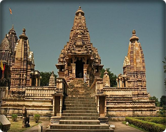 ● Khajuraho-Madhya Pradesh N C India ●; Templele Khajuraho (Khajuraho, Madhya Pradesh) – situate in regiunea Madhya, aceste temple sunt renumite pentru sculpturile lor erotice. Ele au fost construite de catre conducatorii Chandela, in timpu
