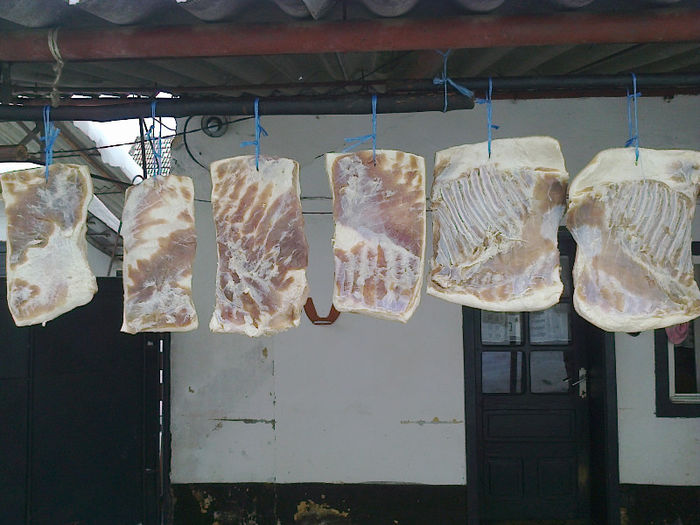 Fotografie0596 - vind sunca si slanina de mangalita si vietnamezi
