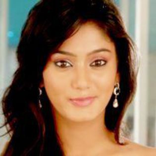 (Lore ajunge in camera lui Khushi)Khushi?Pot sa...