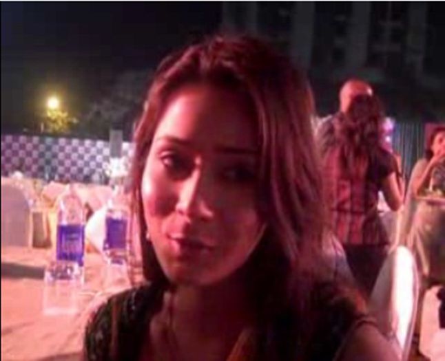 9-vert - SARA KHAN NEW PIC 8