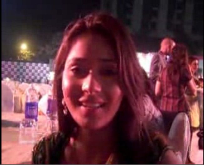 10-vert - SARA KHAN NEW PIC 8