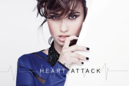 Demi-Lovato-Heart-Attack2-900-600-300x200 - Stirea 77