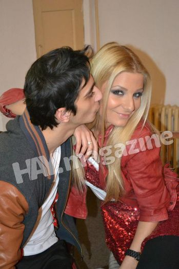 555763_484996091537694_1394659439_n