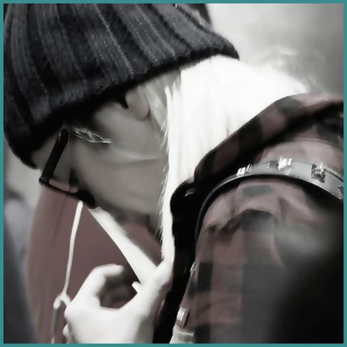 #. [Coboara cu o geanta] Hellou.byee..[pleaca]