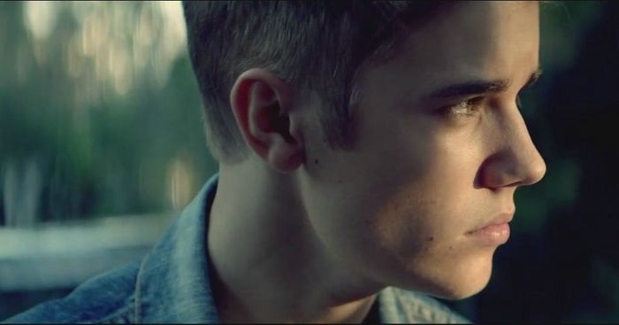 [arunca tot dupa masa jos] LA DRACU!!!!!!!:@:@:@:@ [si pleaca la servici]