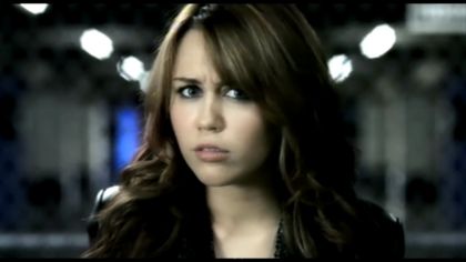 [Andy trece pe langa ea ca un fulger] o.O ? Ce se petrece aici?