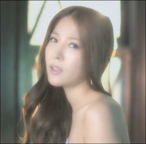 ` Aparentele inseala..:)) :P |se pune pe fotoliu| Ce faci? :)