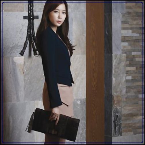 . Ehh,soartaa..:(.|se tranteste pe canapea;isi pune castile;isi pune capul pe genunchi|