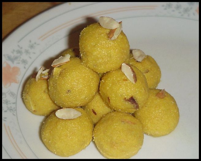 ● Ladoo ●; Ladoo sau Laddu sunt un fel de bomboane gen Rafaello si pot fi de mai multe soiuri, in functie de ingredientul principal din care se fac. Majoritatea sunt din Besan (faina de naut), altele sunt din su
