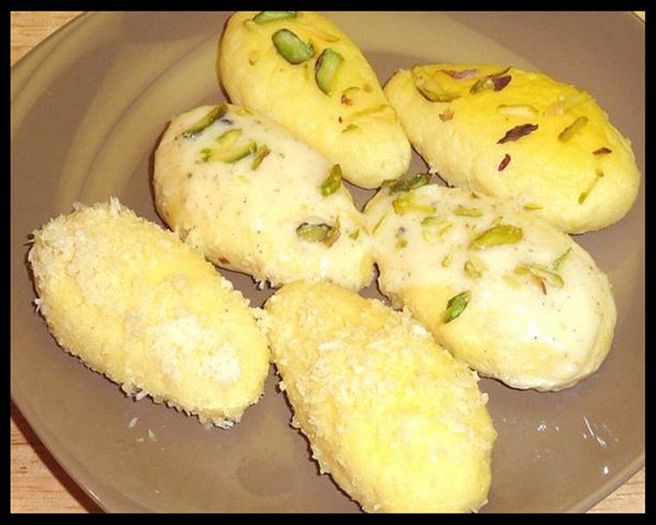 Chum Chum; Poate fi si alb,roz,galben 
Este acoperit cu fulgi de nuca de cocos ca garnitura
