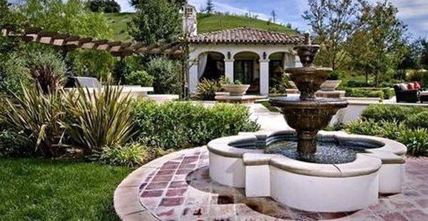 Andy la servici , sonya prin casa si Maddy in camera ei ...asa trece ziua ...seara...