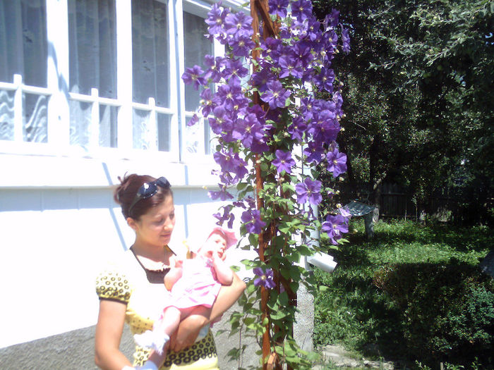 eu cu Daria cand era mica - gradina de flori