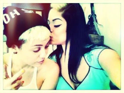 normal_20130216_BDQODciCAAAX_pE - 0x - Twitter Pictures - Miley
