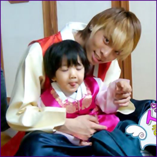 - Hellow..:)){se pune pe jos cu YooGeun..:o3}