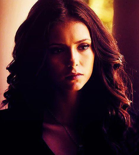 katherine intra an camera elenei: hei nu mai ai de gand sa te trezesti antarziem an prima zi de - My dear sister TVD