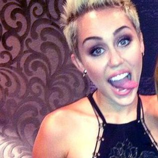 179789_165733773573799_910760154_n_large - 0x - Icons with Miley