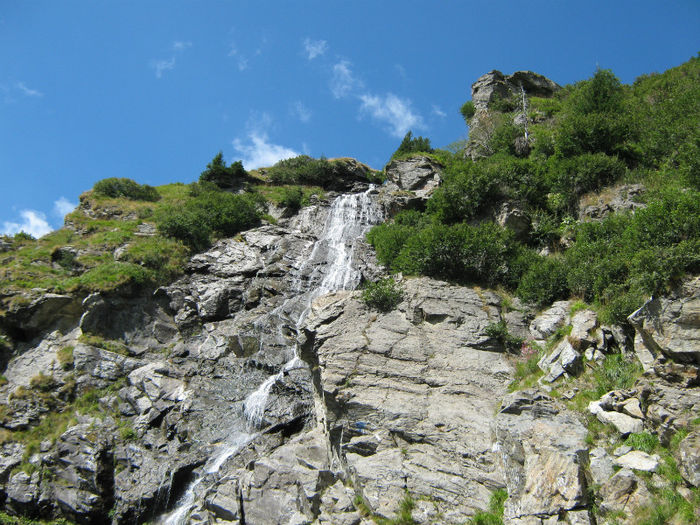 o mica cascada - Barajul si lacul Vidraru - Arges