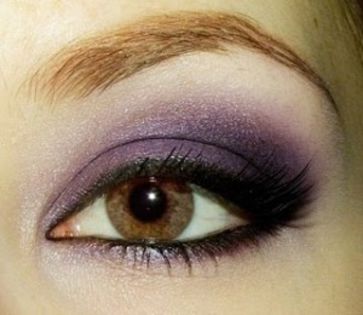 purple-shadow-brown-eyes-300x260 - MACHIAJE