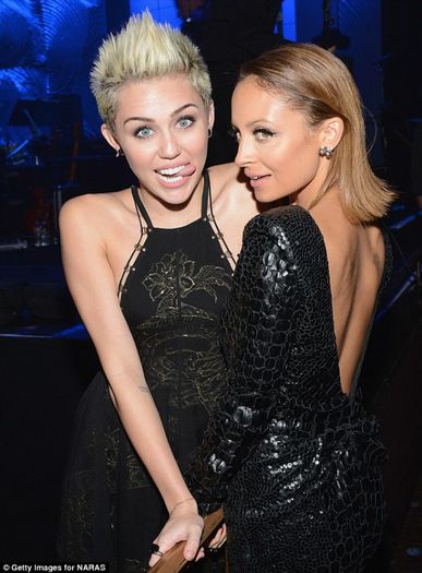 miley-cyrus-2013-grammy-awards-pre-grammy-gala-4 - Stirea 86